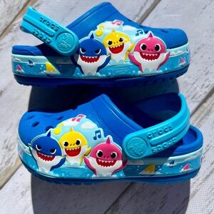 CROCS - baby shark size 5 toddler like new